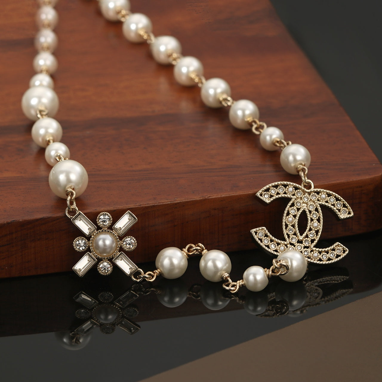 Chanel Flower Pearls 18K Gold Necklace