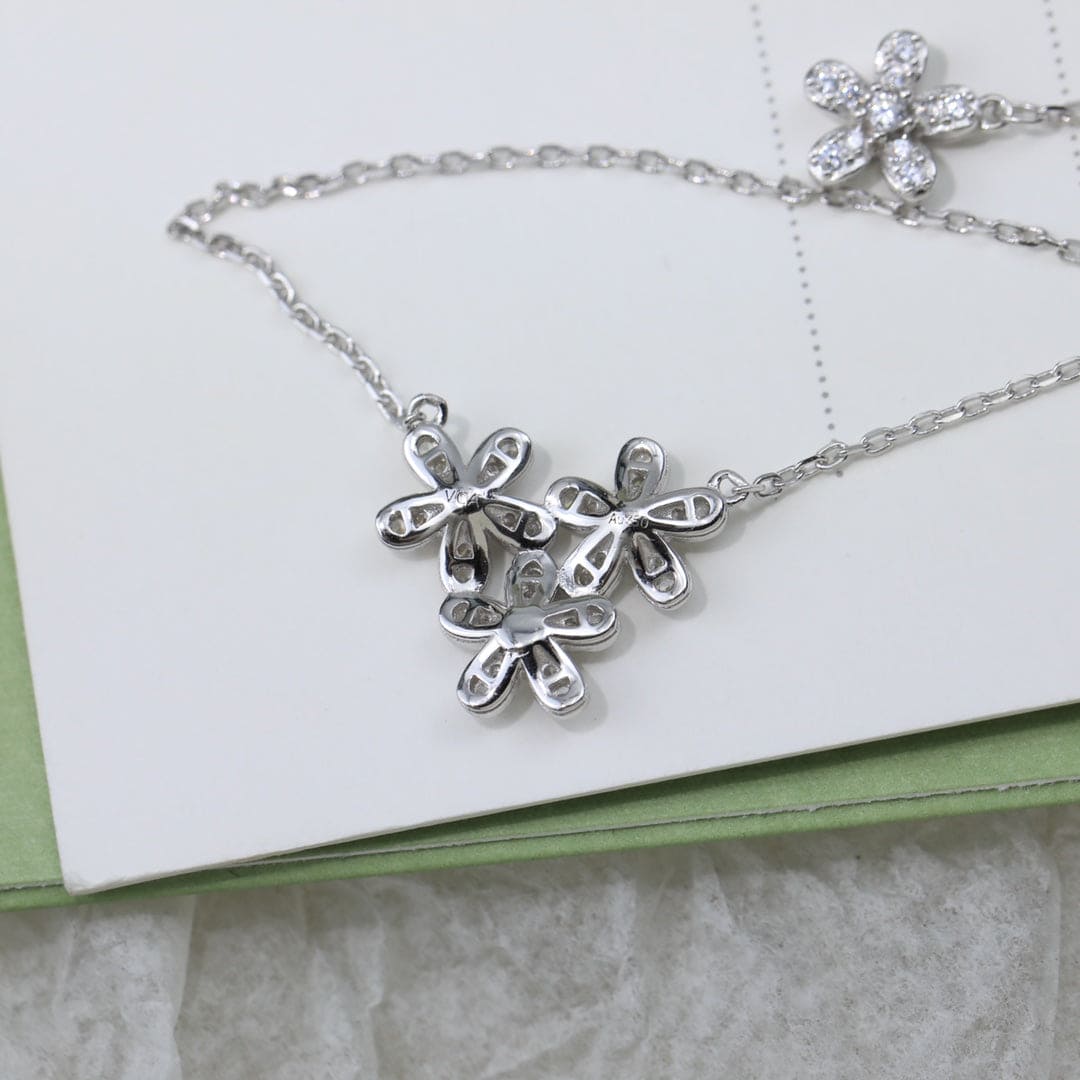 Three Flowers Socrate 18K Gold Necklace