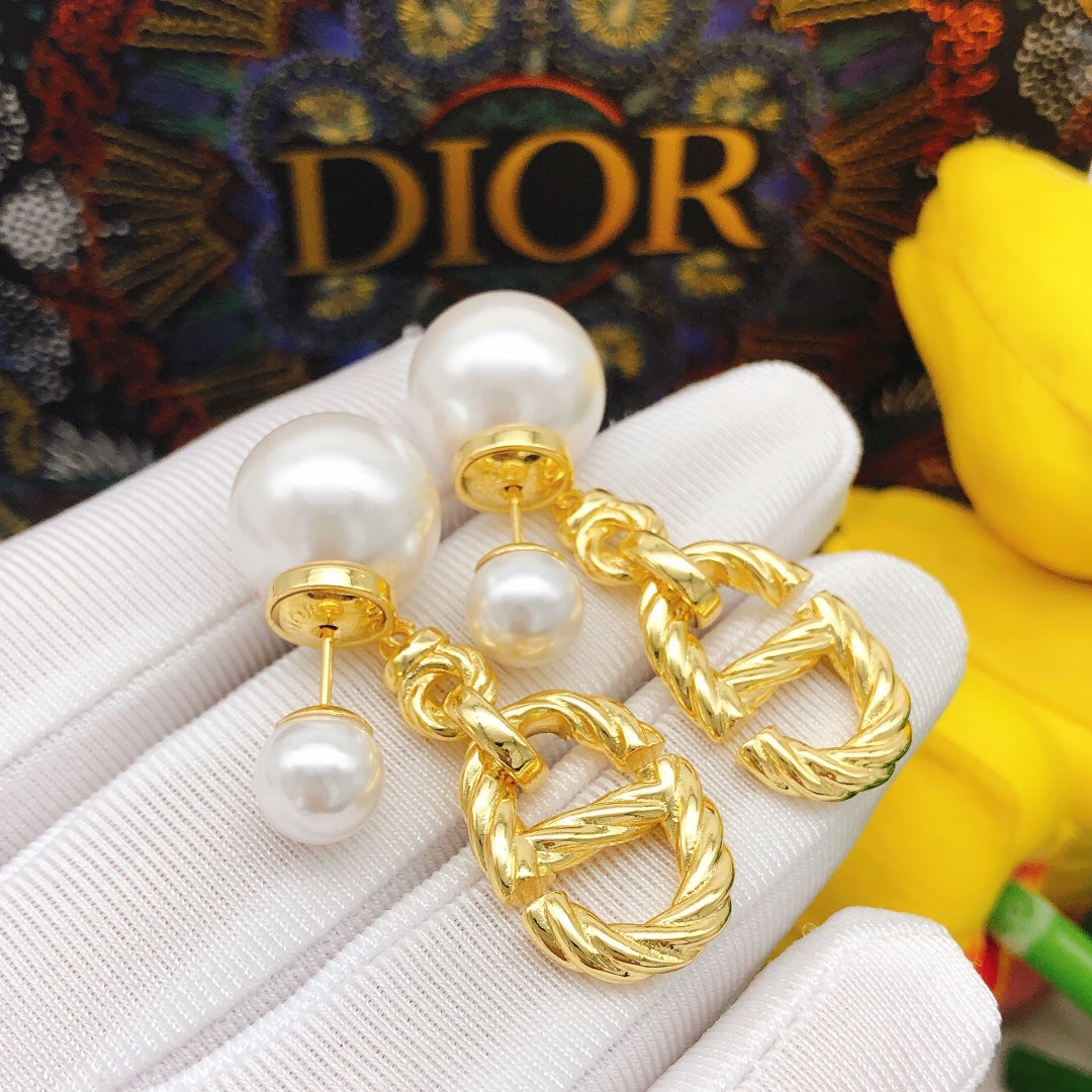 Dior 30 Montaigne Pearls 18K Gold Earrings