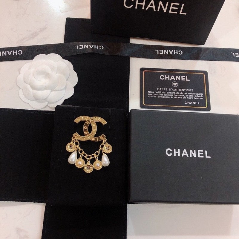 Chanel Pearl Pendant 18K Gold Brooch