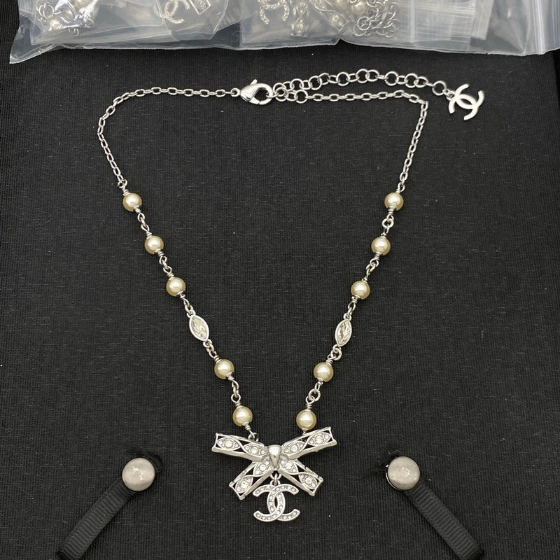 Chanel Bow Tie Diamond Gold 18K Gold Necklace