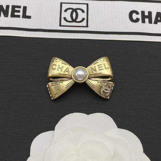 Chanel Bow Tie Pearl Gold 18K Gold Brooch