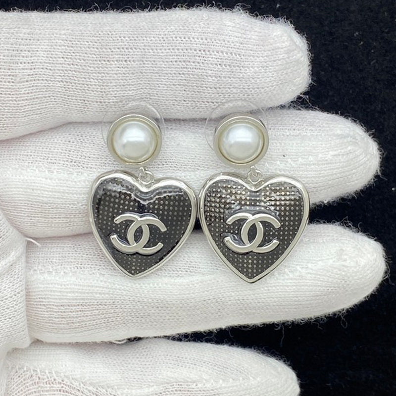 Chanel Pearl Heart Drop Gold 18K Gold Earrings