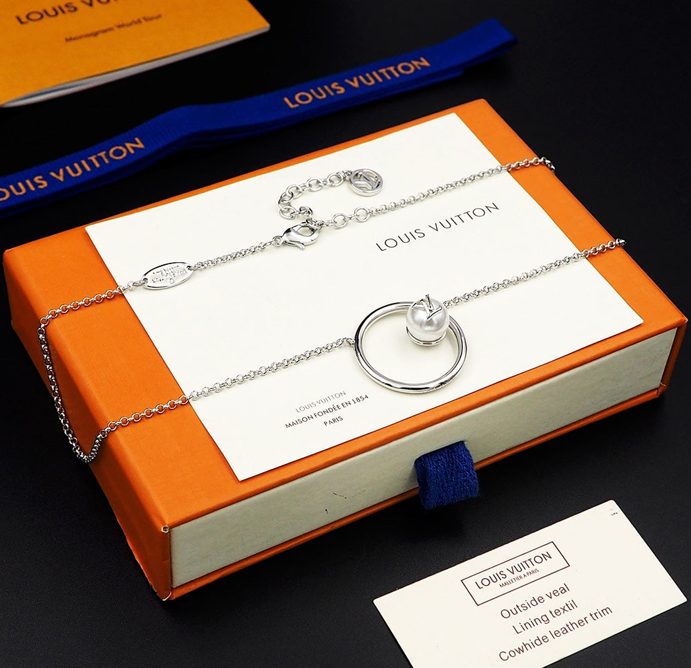 Louis Vuitton Eclipse Pearls 18K Gold Necklace