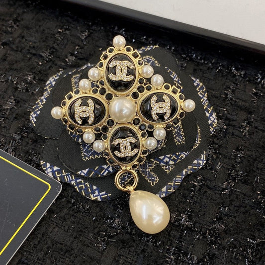 Chanel Pearl Pendant Gold 18K Gold Brooch
