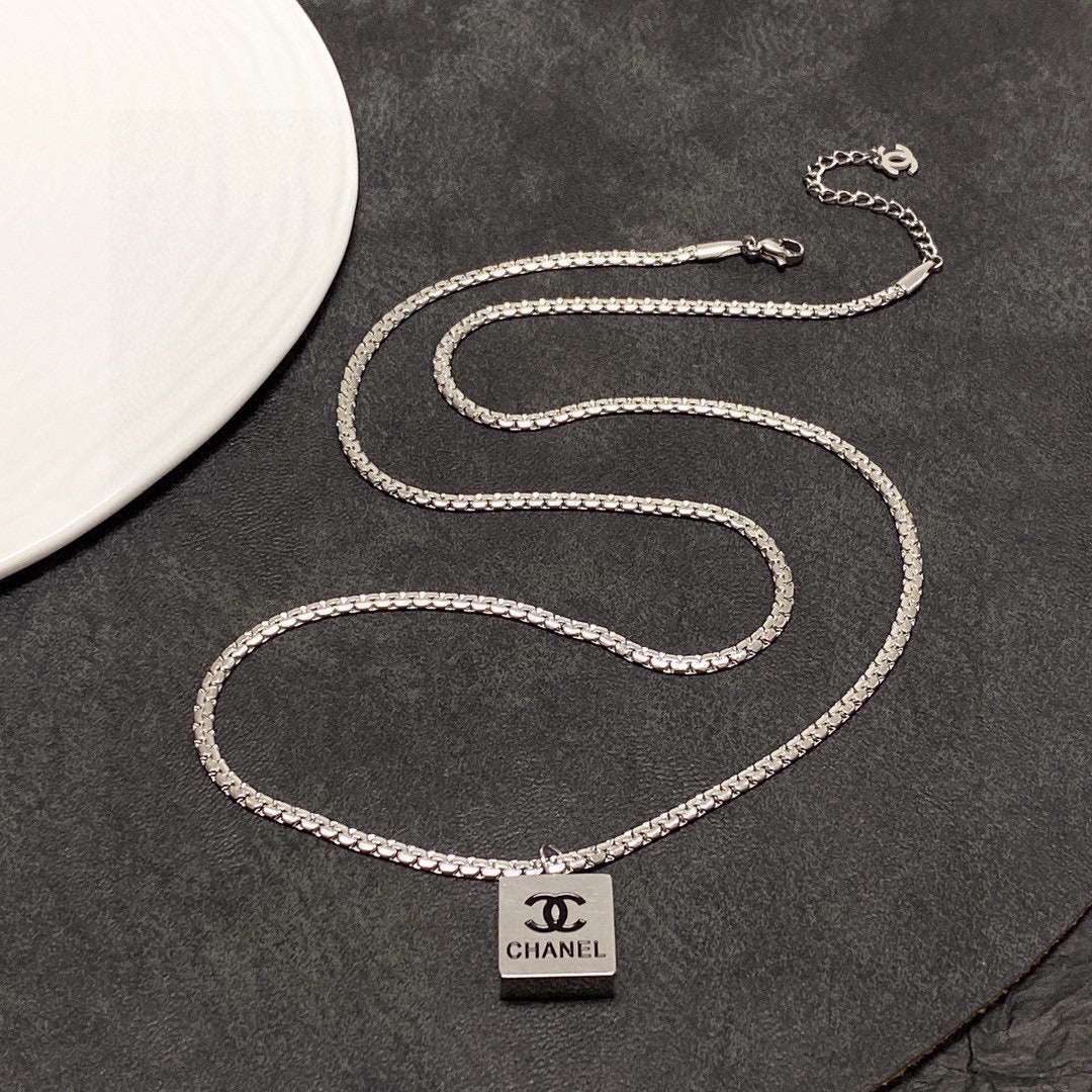 Chanel Pendant 18K Gold Necklace
