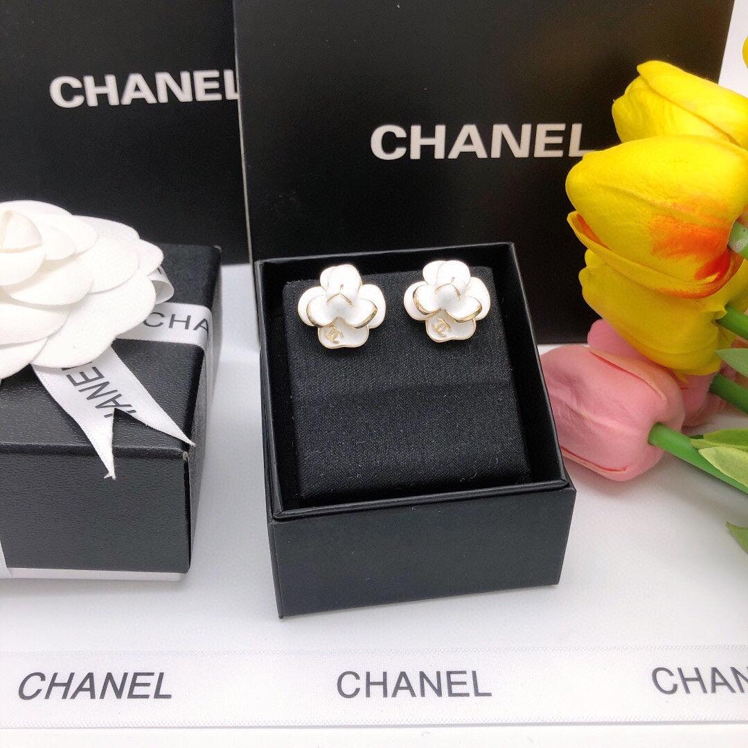 Chanel Flower Pearl 18K Gold Earrings