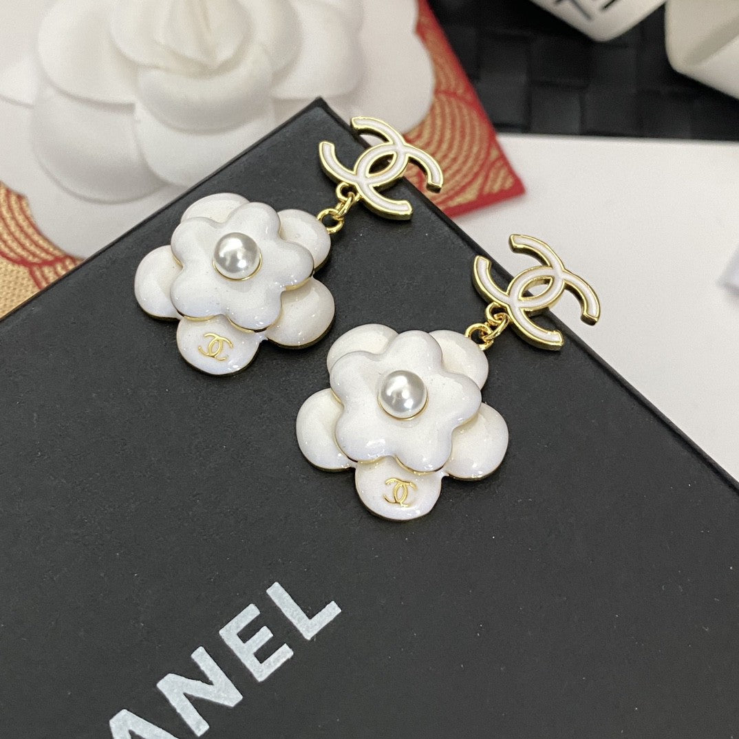 Chanel Flower Pearl 18K Gold Earrings