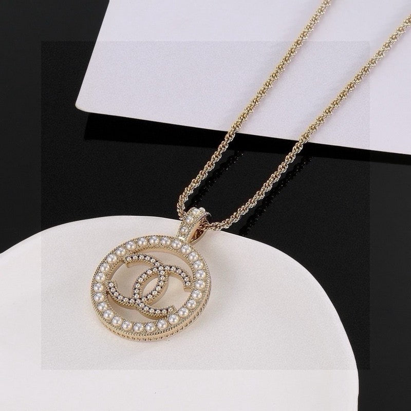 Chanel Pearl Round Gold 18K Gold Necklace
