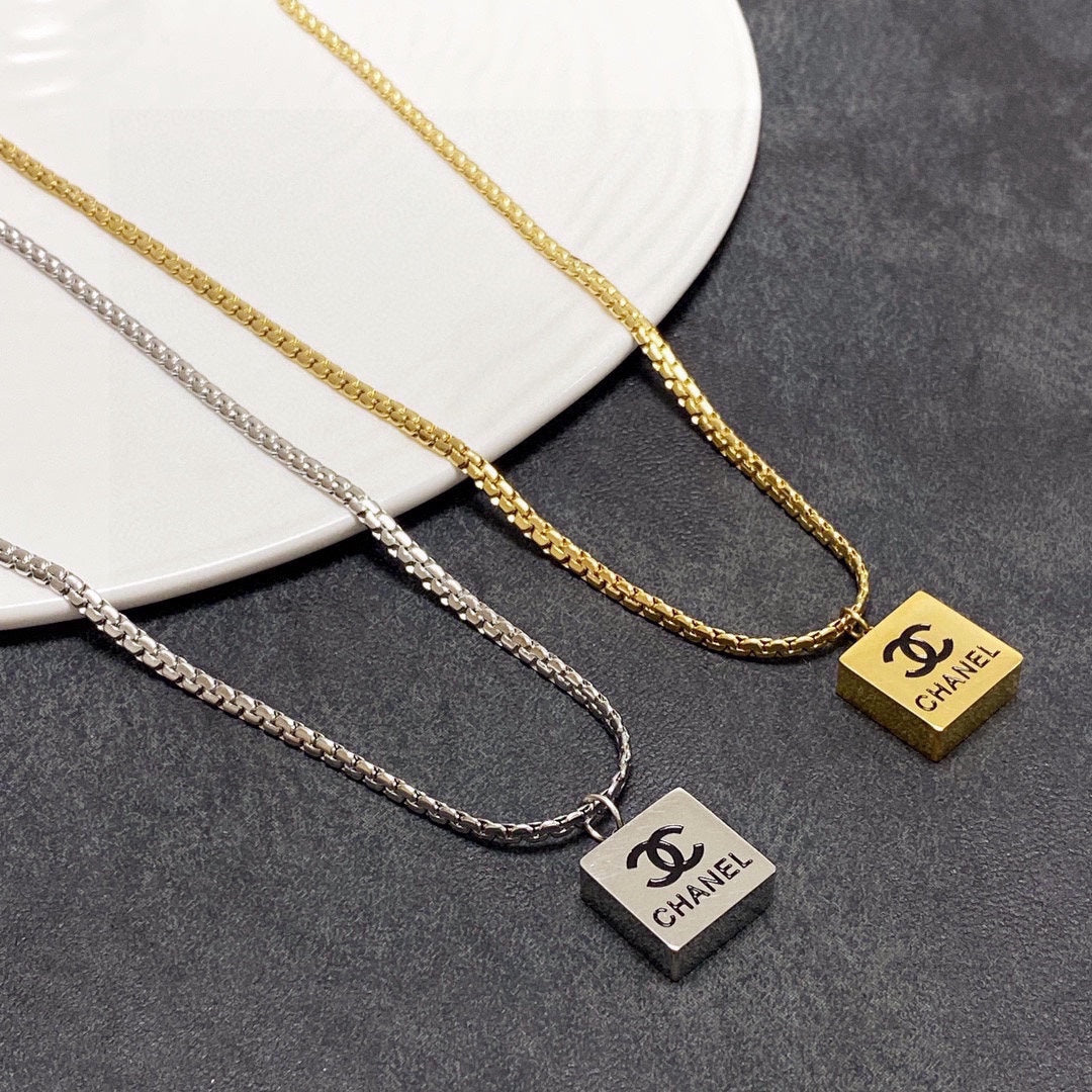 Chanel Pendant 18K Gold Necklace