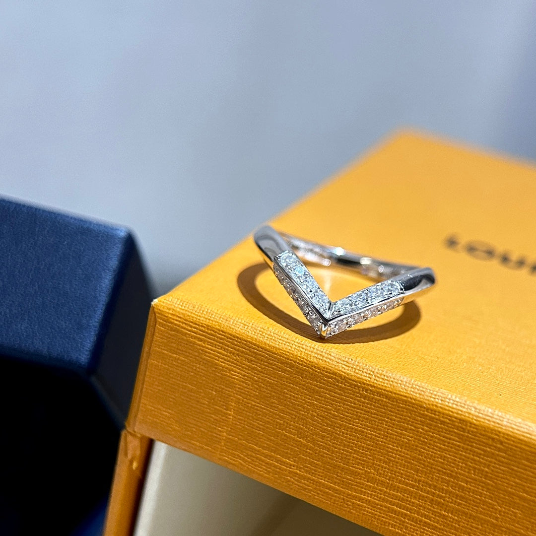 Louis Vuitton V Diamonds 18K Gold Ring