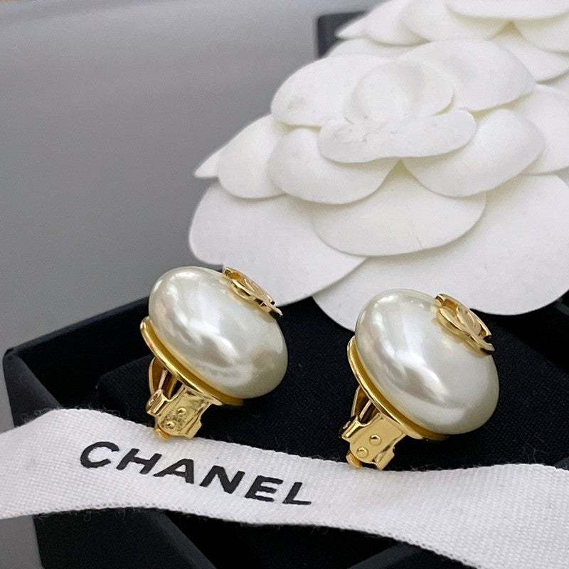 Chanel Pearl Gold Round 18K Gold Earrings