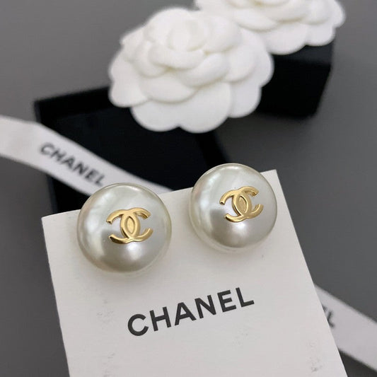 Chanel Pearl Gold Round 18K Gold Earrings